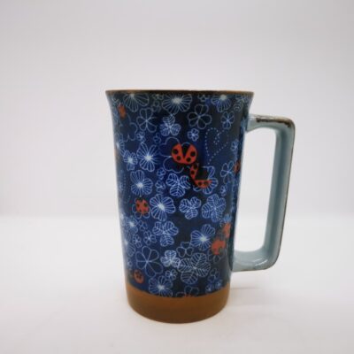 grand mug japonais coccinelles sur fond bleu